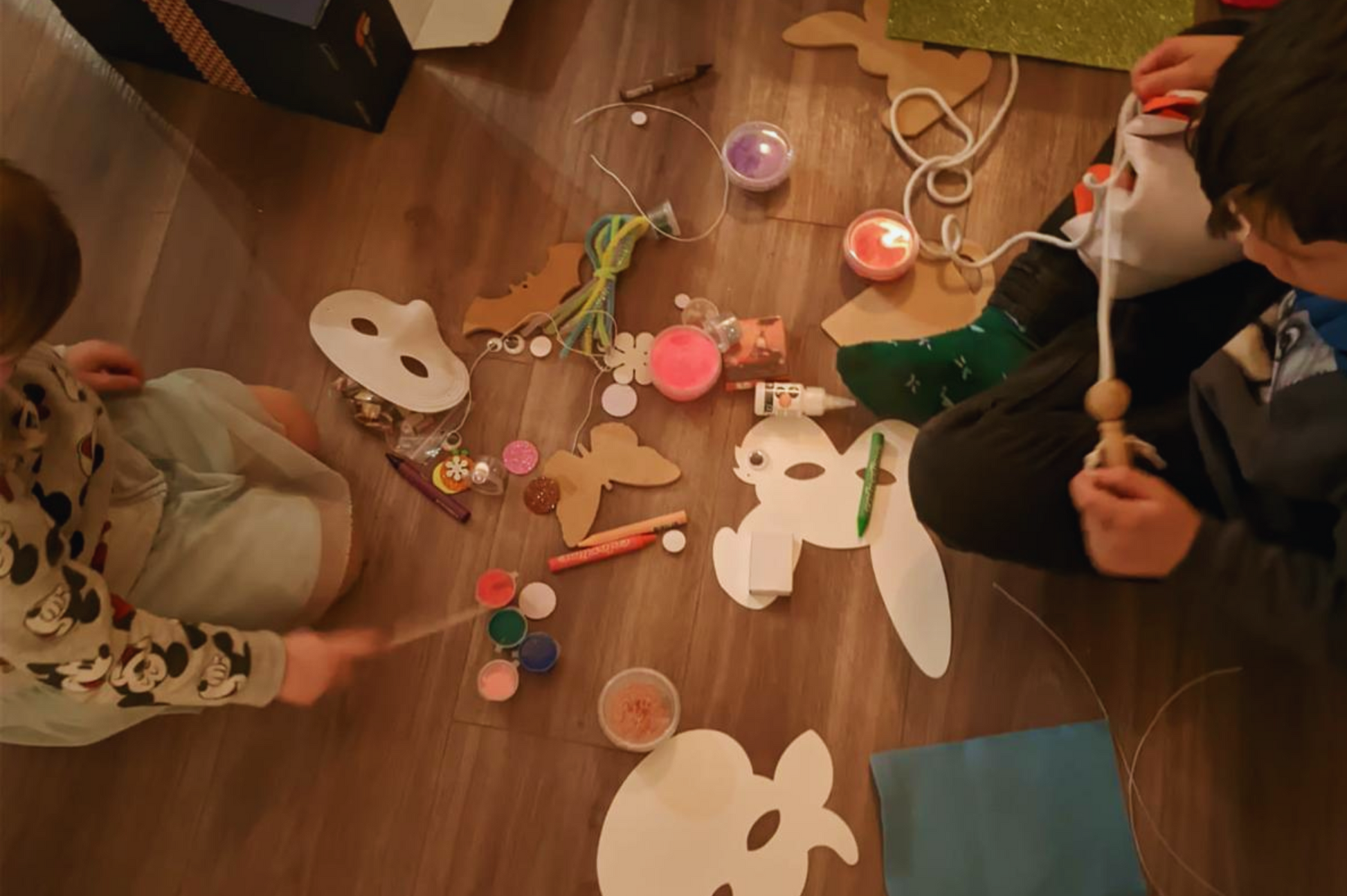 kinderen knutselen met creativiteitsbox