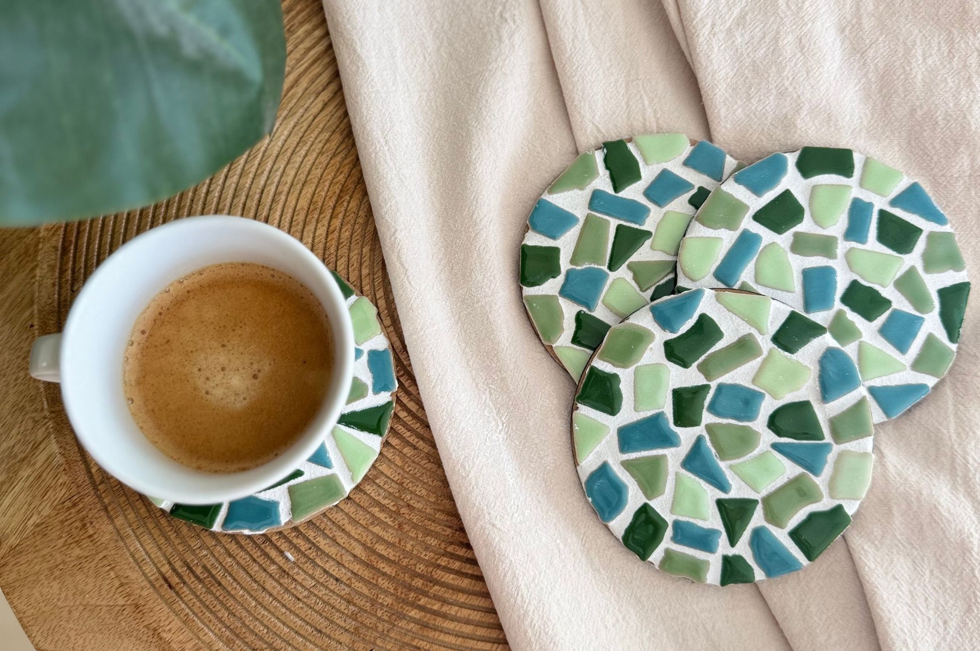 Groene mozaiek onderzetters met koffie