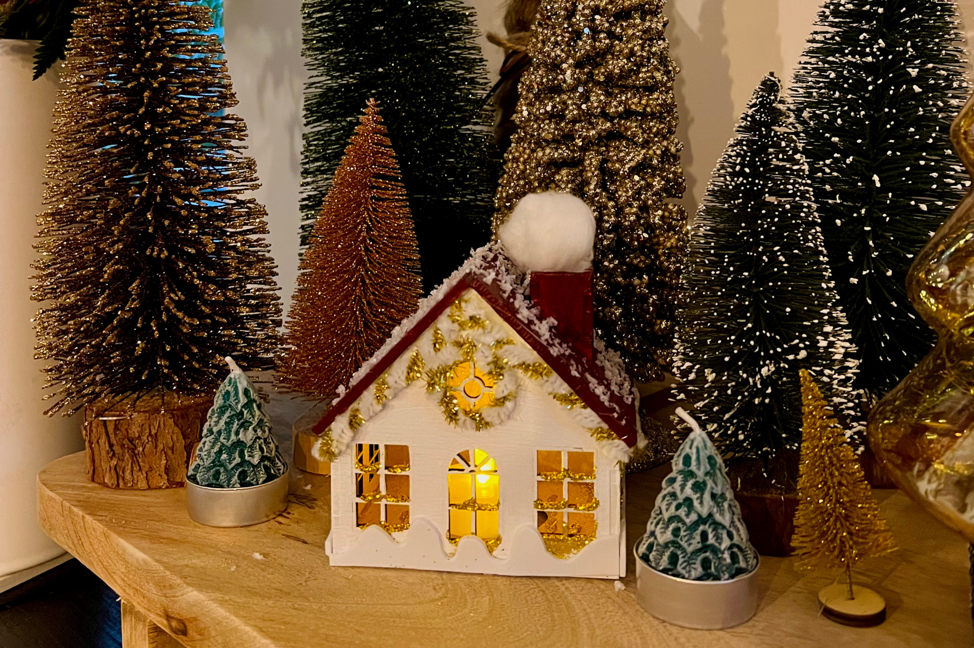 Houten_kersthuisje_wit_in_kerstdorp